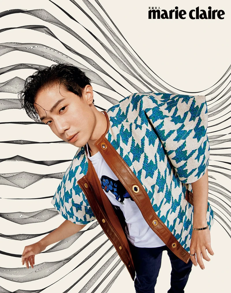 恐龍圖案T恤、藍白圖紋短外套、深藍色休閒褲,all by Coach。 白K金 Love 手環、白K金 Love 戒指,both by Cartier。 恐龍圖案T恤、藍白圖紋短外套、深藍色休閒褲,all by Coach。 白K金 Love 手環、白K金 Love 戒指,both by Cartier。