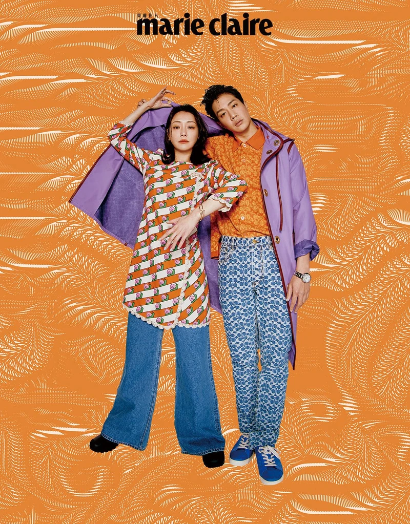 (謝欣穎) 條紋與蝸牛圖案印花洋裝、牛仔褲、黑色短靴,all by Coach。 白 K 金、黃 K 金及玫瑰金 Trinity 耳環、Trinity 戒指、玫瑰金 Juste Un Clou 手環小型款、黃K金 Juste Un Clou 手環小型款,all by Cartier。(薛仕凌) 橘色圖紋 Polo 針織衫、Logo 圖紋丹寧褲、紫色連帽外套、休閒鞋,all by Coach。 Ballon Bleu De Cartier 40毫米搭載自動上鍊機芯精鋼腕錶、白K金與陶瓷 Trinity 戒指,both by Cartier。 (謝欣穎) 條紋與蝸牛圖案印花洋裝、牛仔褲、黑色短靴,all by Coach。 白 K 金、黃 K 金及玫瑰金 Trinity 耳環、Trinity 戒指、玫瑰金 Juste Un Clou 手環小型款、黃K金 Juste Un Clou 手環小型款,all by Cartier。(薛仕凌) 橘色圖紋 Polo 針織衫、Logo 圖紋丹寧褲、紫色連帽外套、休閒鞋,all by Coach。 Ballon Bleu De Cartier 40毫米搭載自動上鍊機芯精鋼腕錶、白K金與陶瓷 Trinity 戒指,both by Cartier。