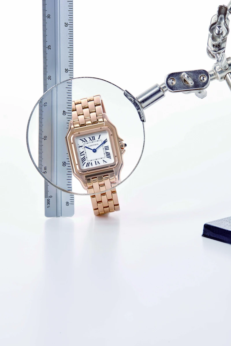 (右)Panthère De Cartier 中型款美洲豹腕錶,搭載石英機芯,Cartier。