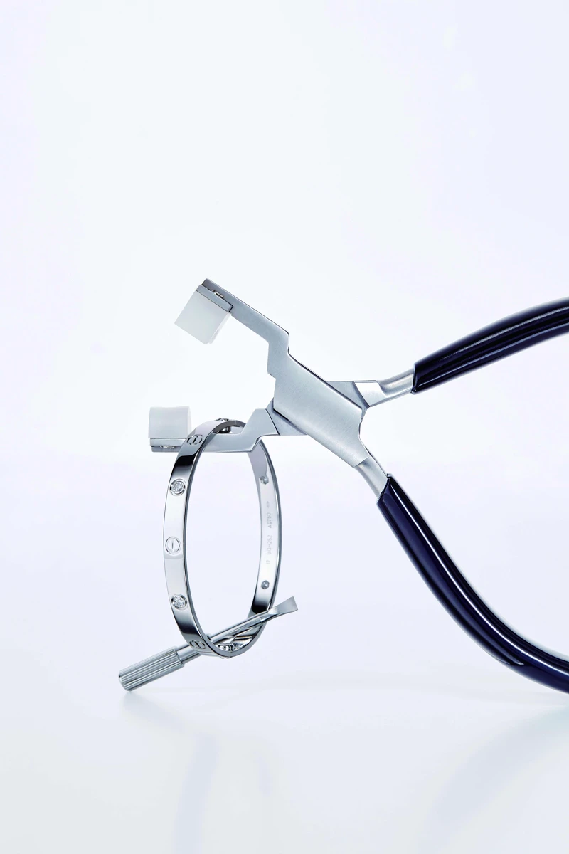 白K金鑲嵌4顆共重0.42克拉的圓形明亮式切割鑽石 Love 手環Cartier。 白K金鑲嵌4顆共重0.42克拉的圓形明亮式切割鑽石 Love 手環Cartier。