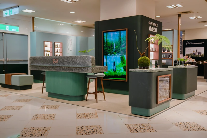 綠藤生機台南門市店景,左為洗手槽檯面、右為空瓶回收牆面。 綠藤生機台南門市店景,左為洗手槽檯面、右為空瓶回收牆面。