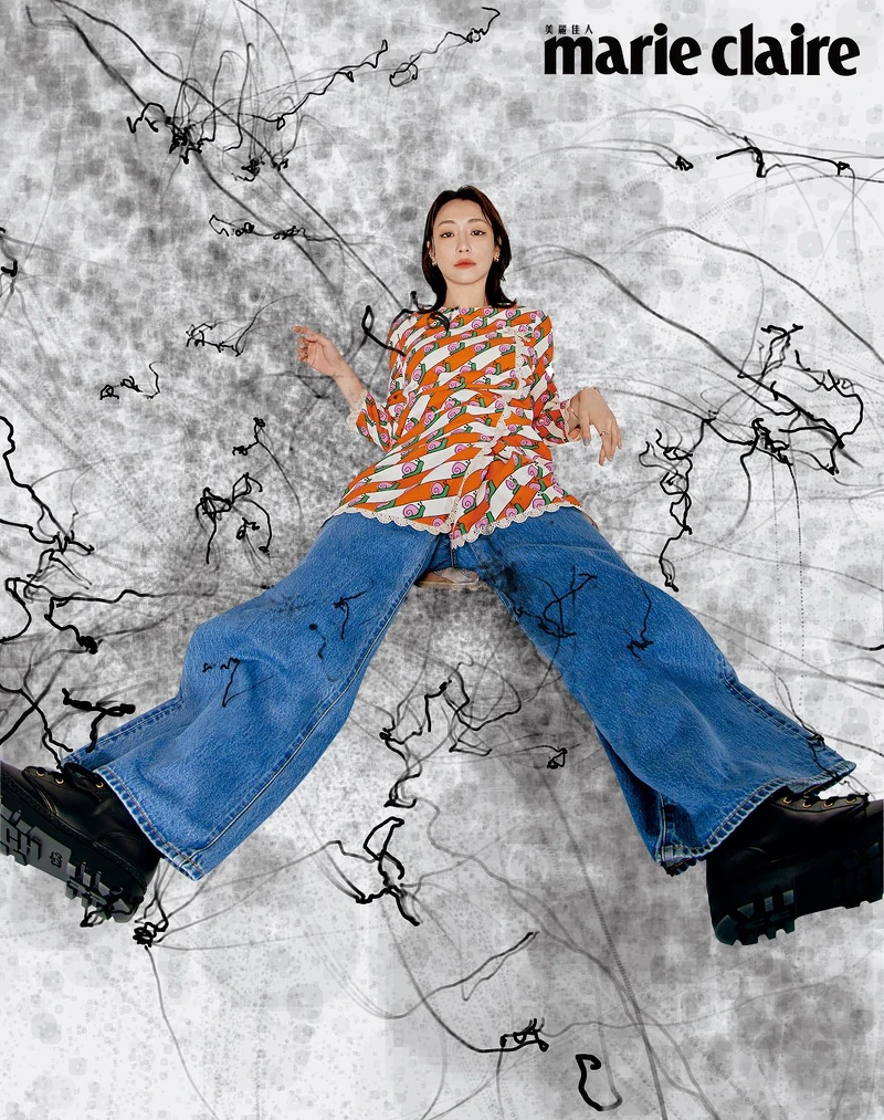 條紋與蝸牛圖案印花洋裝、牛仔褲、黑色短靴,all by Coach。 白 K 金、黃 K 金及玫瑰金 Trinity 耳環、Trinity 戒指、玫瑰金 Juste Un Clou 手環小型款、黃K金 Juste Un Clou 手環小型款,all by Cartier。 條紋與蝸牛圖案印花洋裝、牛仔褲、黑色短靴,all by Coach。 白 K 金、黃 K 金及玫瑰金 Trinity 耳環、Trinity 戒指、玫瑰金 Juste Un Clou 手環小型款、黃K金 Juste Un Clou 手環小型款,all by Cartier。