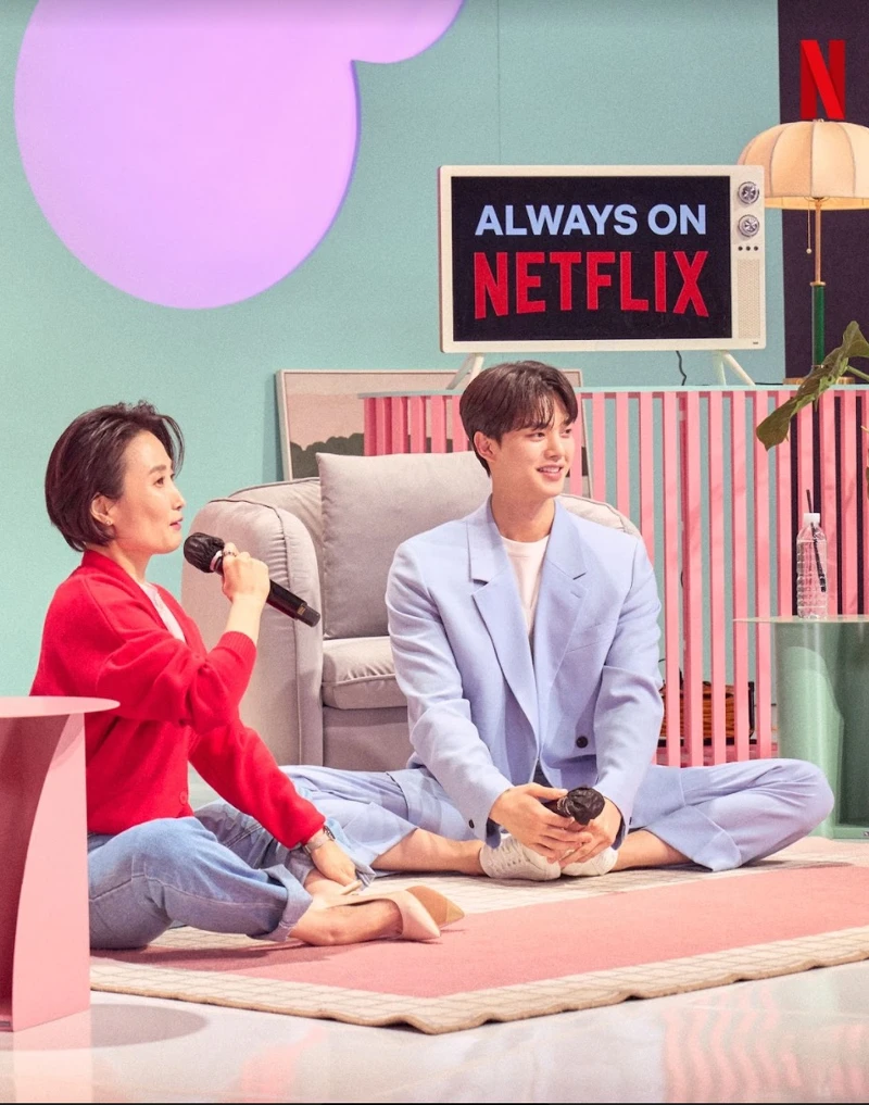 「Netflix兒子」宋江 見面會大秀瑜伽柔軟功力