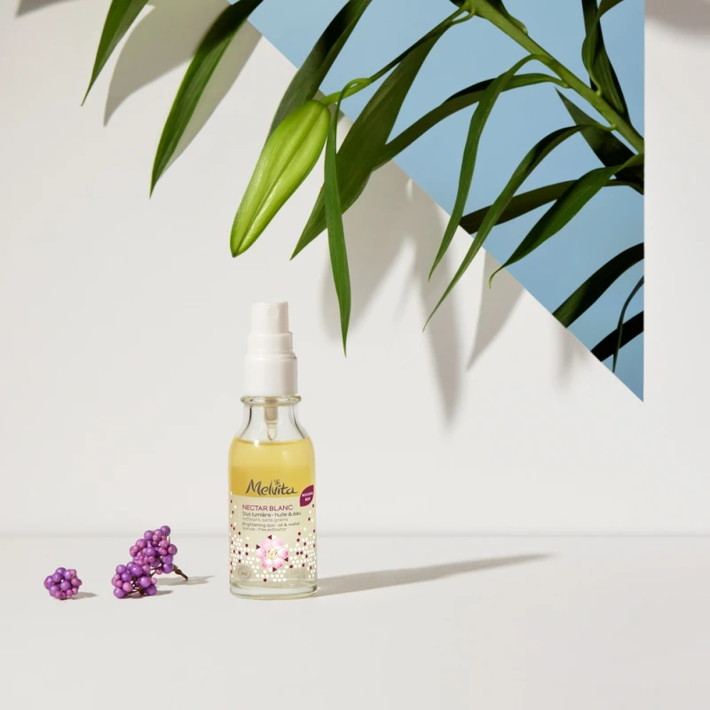 Melvita蜜葳特百合花妍亮白雙效露2022年度限量版情境。