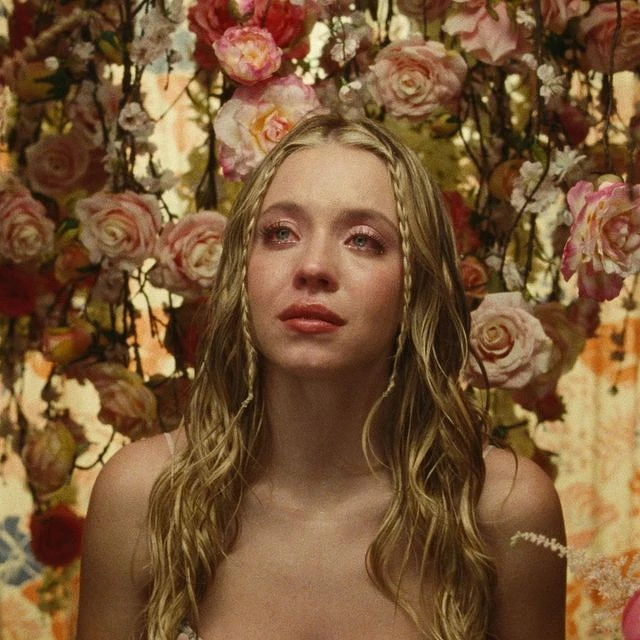 Sydney Sweeney飾演傻白甜Cassie 