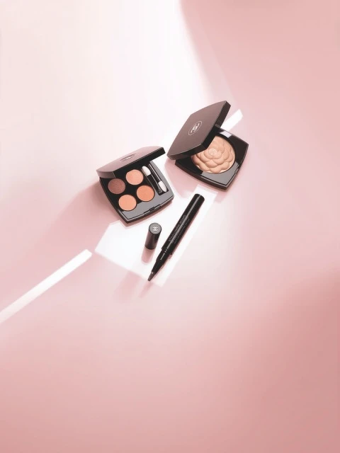 香奈兒2022珍珠光感限量彩妝系列情境圖。
