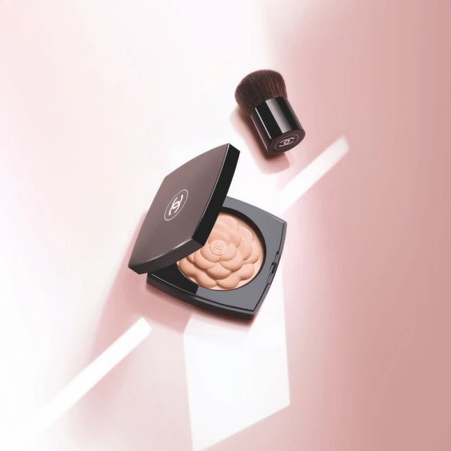 香奈兒2022珍珠光感限量彩妝系列山茶花立體亮采盤情境圖。 香奈兒2022珍珠光感限量彩妝系列山茶花立體亮采盤情境圖。