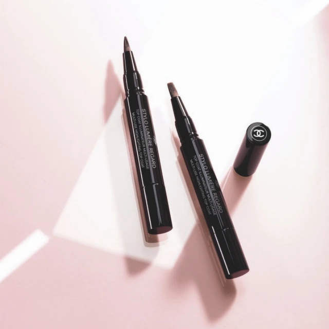 香奈兒2022珍珠光感限量彩妝系列珍珠亮采筆情境圖。 香奈兒2022珍珠光感限量彩妝系列珍珠亮采筆情境圖。