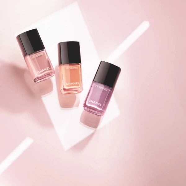 香奈兒2022珍珠光感限量彩妝系列時尚恆彩指甲油情境圖。 香奈兒2022珍珠光感限量彩妝系列時尚恆彩指甲油情境圖。