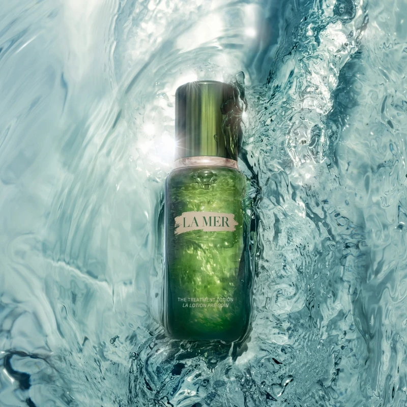 LA MER海洋拉娜超能修護精華露產品情境圖。 LA MER海洋拉娜超能修護精華露產品情境圖。