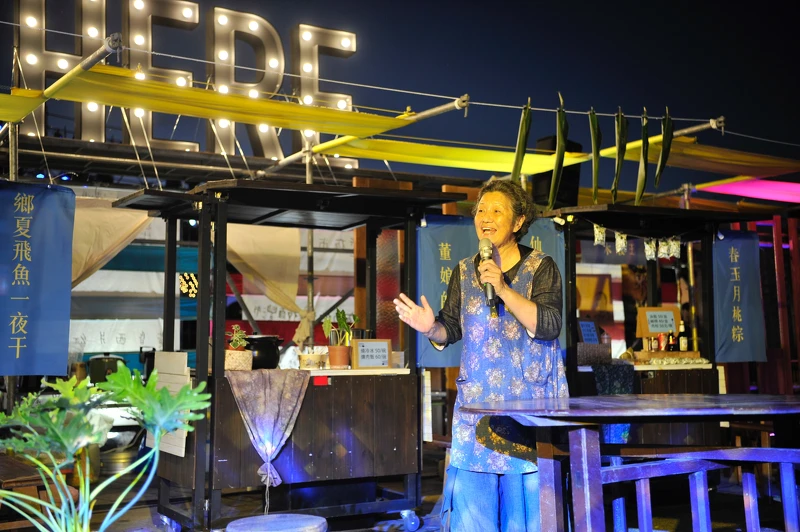 詩市集的傳藝師一邊演唱民謠、一邊販售拿手美食 詩市集的傳藝師一邊演唱民謠、一邊販售拿手美食