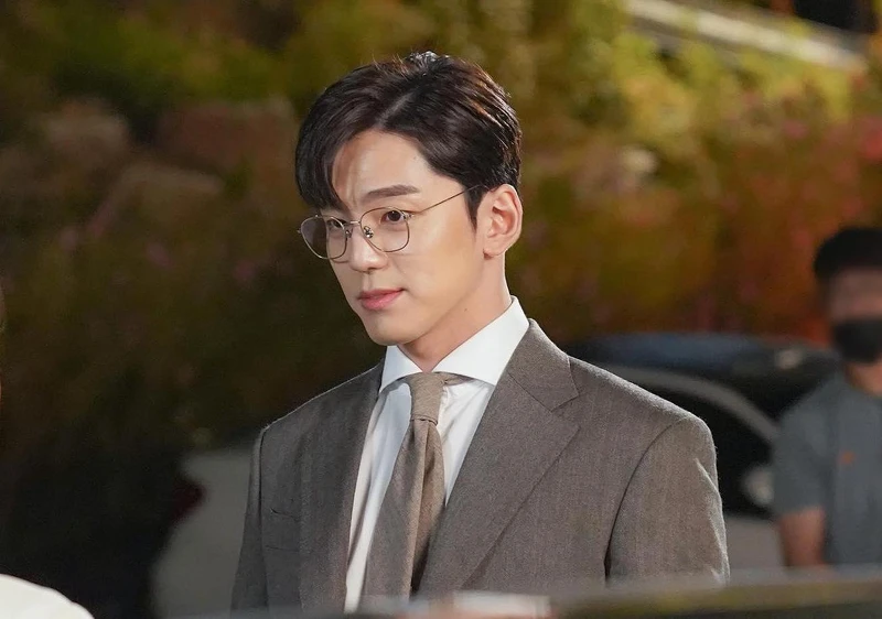 《社內相親》金旻奎正裝魅力強 《社內相親》金旻奎正裝魅力強