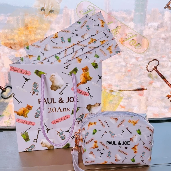 PAUL & JOE 20週年限量圖騰還推出了只送不賣的紙袋、口罩、防水化妝包。 PAUL & JOE 20週年限量圖騰還推出了只送不賣的紙袋、口罩、防水化妝包。