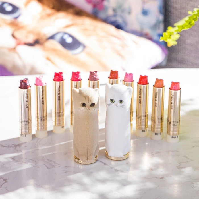 PAUL & JOE貓絨絨西洋菊貓咪唇膏組:貓絨絨限量貓咪唇膏盒(二款擇一)+西洋菊限量貓咪唇膏2.6g(10色擇一),NT1,250。 PAUL & JOE貓絨絨西洋菊貓咪唇膏組:貓絨絨限量貓咪唇膏盒(二款擇一)+西洋菊限量貓咪唇膏2.6g(10色擇一),NT1,250。