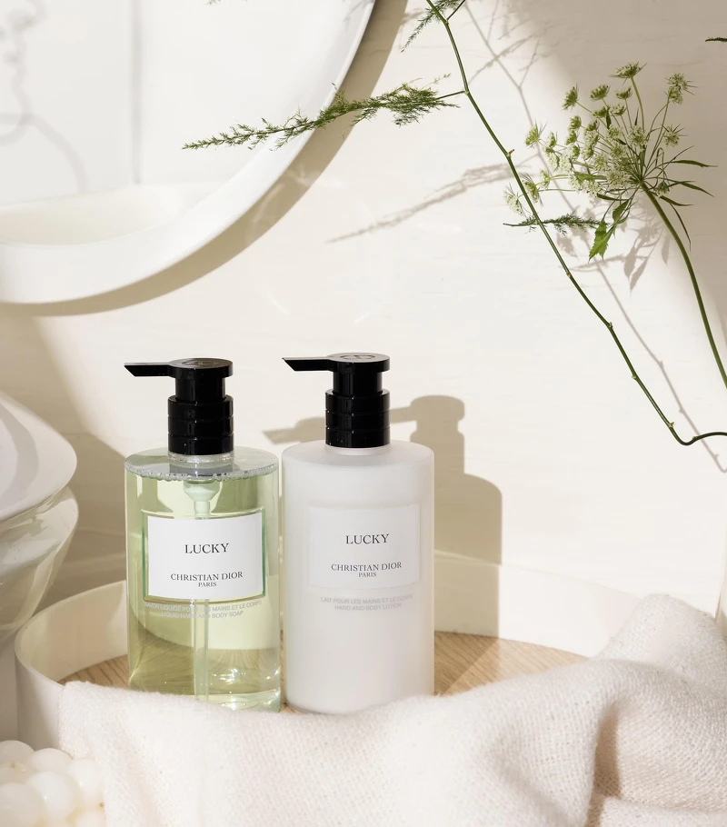 DIOR香氛世家《LUCKY幸運時刻潔膚露》NT$2050、《LUCKY幸運時刻潤膚乳》NT$2950。 DIOR香氛世家《LUCKY幸運時刻潔膚露》NT$2050、《LUCKY幸運時刻潤膚乳》NT$2950。