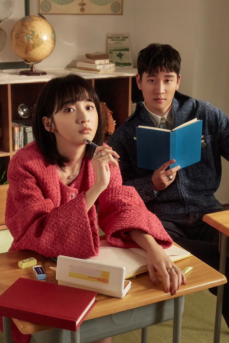 李沐/COCO CRUSH高級珠寶系列耳環、項鍊、小型款戒指、窄版戒指、粉色彩斜紋軟呢披肩、同款長版背心與內搭短褲,All by CHANEL。周興哲/COCO CRUSH高級珠寶系列大型款戒指、小型款戒指、J12腕錶、藍色丹寧印花外套,All by CHANEL。 李沐/COCO CRUSH高級珠寶系列耳環、項鍊、小型款戒指、窄版戒指、粉色彩斜紋軟呢披肩、同款長版背心與內搭短褲,All by CHANEL。周興哲/COCO CRUSH高級珠寶系列大型款戒指、小型款戒指、J12腕錶、藍色丹寧印花外套,All by CHANEL。