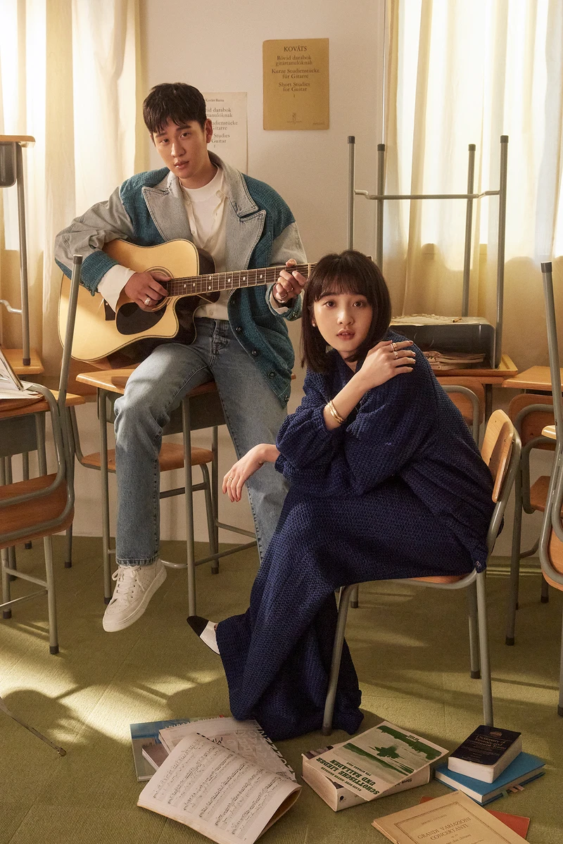 李沐/COCO CRUSH高級珠寶系列耳環、手環、小型款戒指、窄版戒指、藍色斜紋軟呢外套與同款寬褲、雙色跟鞋,All by CHANEL。周興哲/COCO CRUSH高級珠寶系列大型款戒指、小型款戒指、藍色斜紋軟呢與丹寧布料外套、白色球鞋,All by CHANEL。 李沐/COCO CRUSH高級珠寶系列耳環、手環、小型款戒指、窄版戒指、藍色斜紋軟呢外套與同款寬褲、雙色跟鞋,All by CHANEL。周興哲/COCO CRUSH高級珠寶系列大型款戒指、小型款戒指、藍色斜紋軟呢與丹寧布料外套、白色球鞋,All by CHANEL。