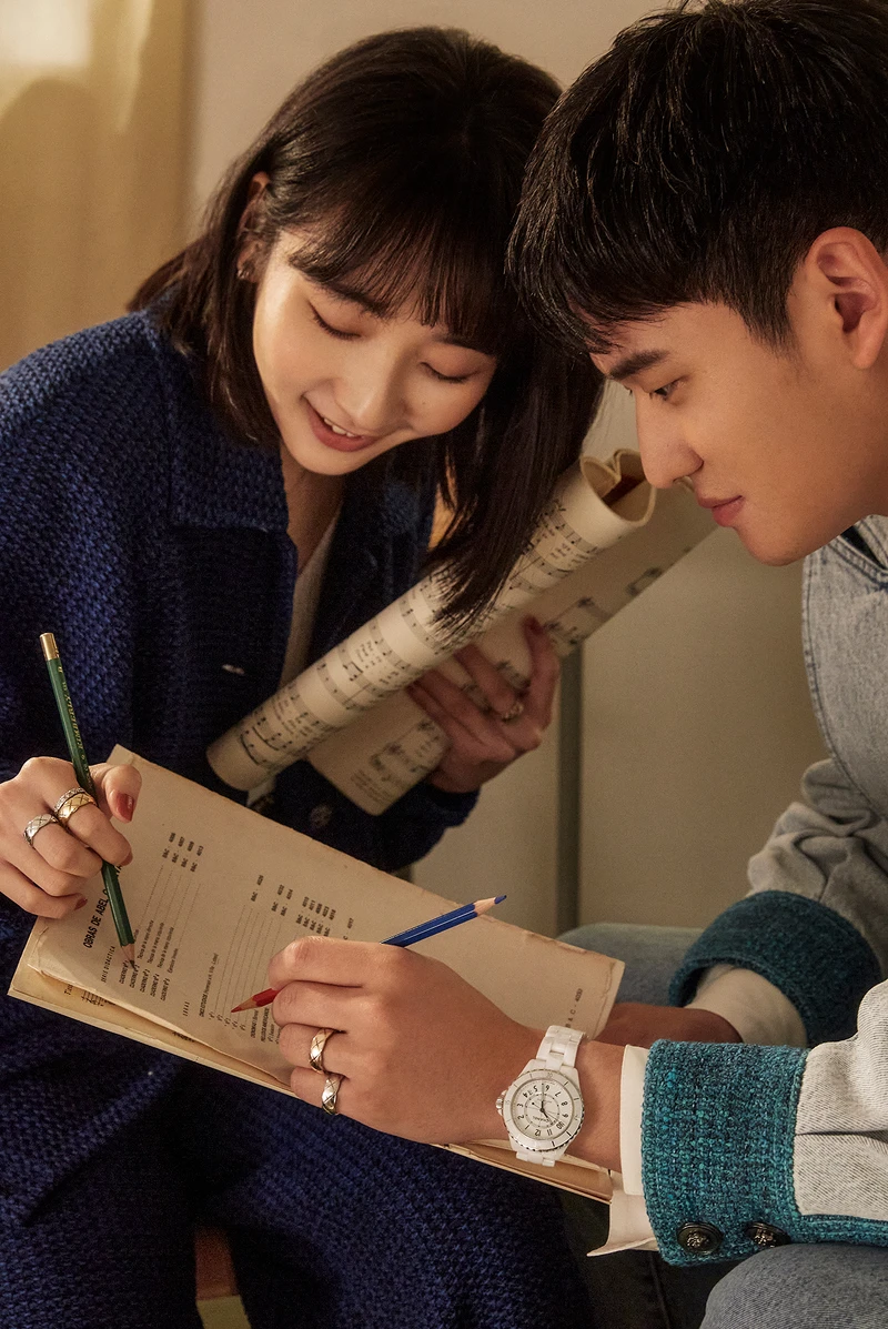 李沐/COCO CRUSH高級珠寶系列耳環、手環、小型款戒指、窄版戒指、藍色斜紋軟呢外套與同款寬褲,All by CHANEL。周興哲/COCO CRUSH高級珠寶系列大型款戒指、小型款戒指、藍色斜紋軟呢與丹寧布料外套,All by CHANEL。 李沐/COCO CRUSH高級珠寶系列耳環、手環、小型款戒指、窄版戒指、藍色斜紋軟呢外套與同款寬褲,All by CHANEL。周興哲/COCO CRUSH高級珠寶系列大型款戒指、小型款戒指、藍色斜紋軟呢與丹寧布料外套,All by CHANEL。