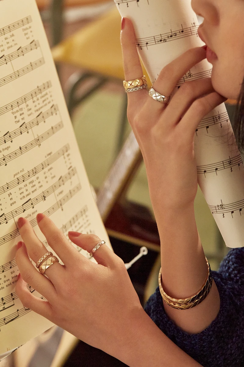 李沐/COCO CRUSH高級珠寶系列耳環、手環、小型款戒指、窄版戒指、藍色斜紋軟呢外套與同款寬褲,All by CHANEL。 李沐/COCO CRUSH高級珠寶系列耳環、手環、小型款戒指、窄版戒指、藍色斜紋軟呢外套與同款寬褲,All by CHANEL。