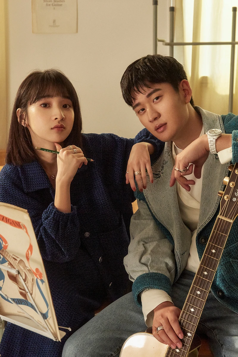 李沐/COCO CRUSH高級珠寶系列耳環、手環、小型款戒指、窄版戒指、藍色斜紋軟呢外套與同款寬褲、雙色跟鞋,All by CHANEL。周興哲/COCO CRUSH高級珠寶系列大型款戒指、小型款戒指、藍色斜紋軟呢與丹寧布料外套、白色球鞋,All by CHANEL。 李沐/COCO CRUSH高級珠寶系列耳環、手環、小型款戒指、窄版戒指、藍色斜紋軟呢外套與同款寬褲、雙色跟鞋,All by CHANEL。周興哲/COCO CRUSH高級珠寶系列大型款戒指、小型款戒指、藍色斜紋軟呢與丹寧布料外套、白色球鞋,All by CHANEL。