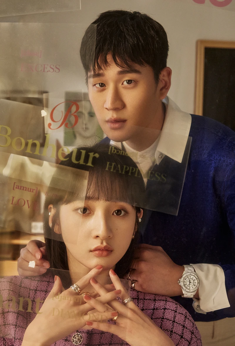 李沐/COCO CRUSH高級珠寶系列:耳扣、耳環、大型款戒指、小型款戒指、窄版戒指;香奈兒紫色格紋幻彩斜紋軟呢外套,All by CHANEL。周興哲/COCO CRUSH高級珠寶系列:大型款戒指、小型款戒指;J12腕錶;香奈兒藍色雙C LOGO緹花襯衫,All by CHANEL。 李沐/COCO CRUSH高級珠寶系列:耳扣、耳環、大型款戒指、小型款戒指、窄版戒指;香奈兒紫色格紋幻彩斜紋軟呢外套,All by CHANEL。周興哲/COCO CRUSH高級珠寶系列:大型款戒指、小型款戒指;J12腕錶;香奈兒藍色雙C LOGO緹花襯衫,All by CHANEL。