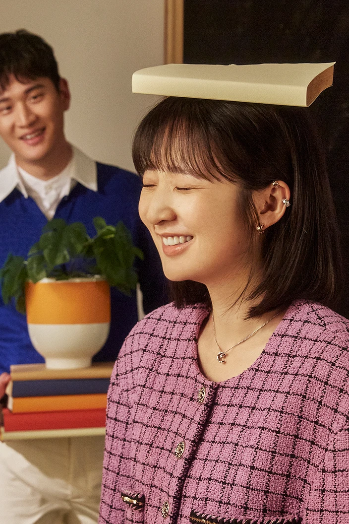 李沐/COCO CRUSH高級珠寶系列:耳扣、耳環、大型款戒指、小型款戒指、窄版戒指;香奈兒紫色格紋幻彩斜紋軟呢外套,All by CHANEL。周興哲/COCO CRUSH高級珠寶系列:大型款戒指、小型款戒指;J12腕錶;香奈兒藍色雙C LOGO緹花襯衫,All by CHANEL。 李沐/COCO CRUSH高級珠寶系列:耳扣、耳環、大型款戒指、小型款戒指、窄版戒指;香奈兒紫色格紋幻彩斜紋軟呢外套,All by CHANEL。周興哲/COCO CRUSH高級珠寶系列:大型款戒指、小型款戒指;J12腕錶;香奈兒藍色雙C LOGO緹花襯衫,All by CHANEL。