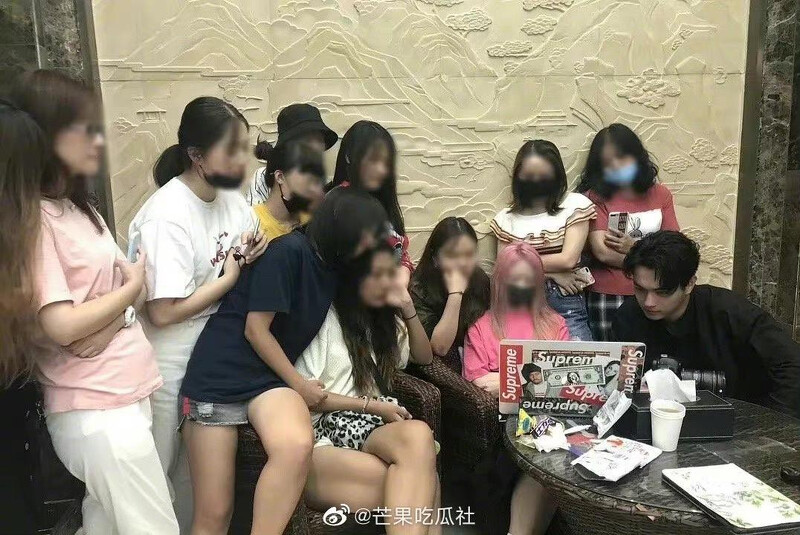 許凱和粉絲一起追劇