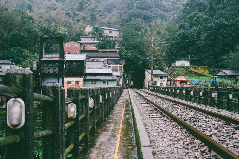 一旁設有行人專有走道。 一旁設有行人專有走道。