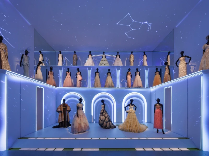 DIOR GALERIE DIOR BALL © Kristen Pelou