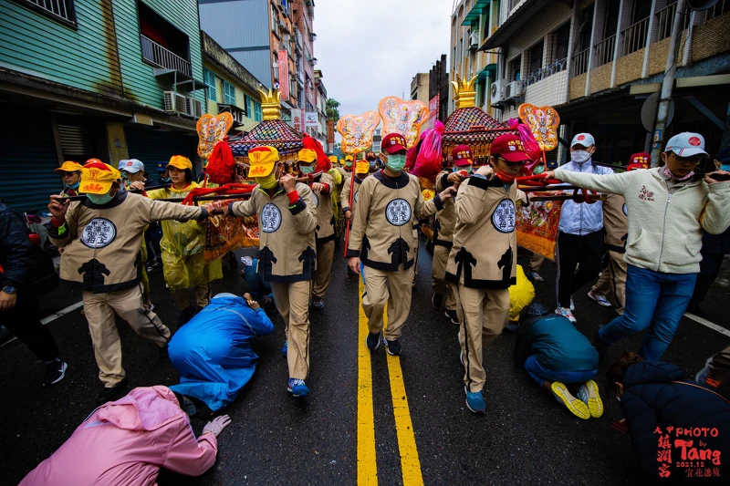 ▲信徒鑽轎底需遵守禁忌。(圖/翻攝自大甲鎮瀾宮Facebook粉絲專頁) ▲信徒鑽轎底需遵守禁忌。(圖/翻攝自大甲鎮瀾宮Facebook粉絲專頁)