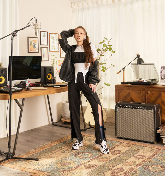 吊帶設計上衣NTD1,490 / 皮外套 NTD3,890 排扣長褲 NTD3,290 / ASTIR鞋款 NTD3,690