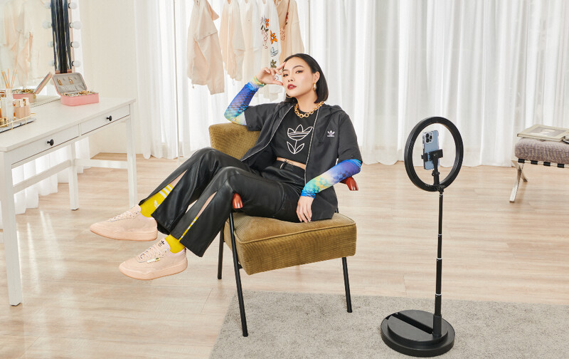 拼接外套 NTD 3,490 花朵塗鴉上衣 NTD1,290 排釦設計皮褲 NTD3,290 NEW HER COURT鞋款 NTD3,690