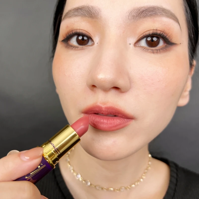 M.A.C月夜星辰系列時尚專業唇膏(#HEY MOON)實擦。 M.A.C月夜星辰系列時尚專業唇膏(#HEY MOON)實擦。