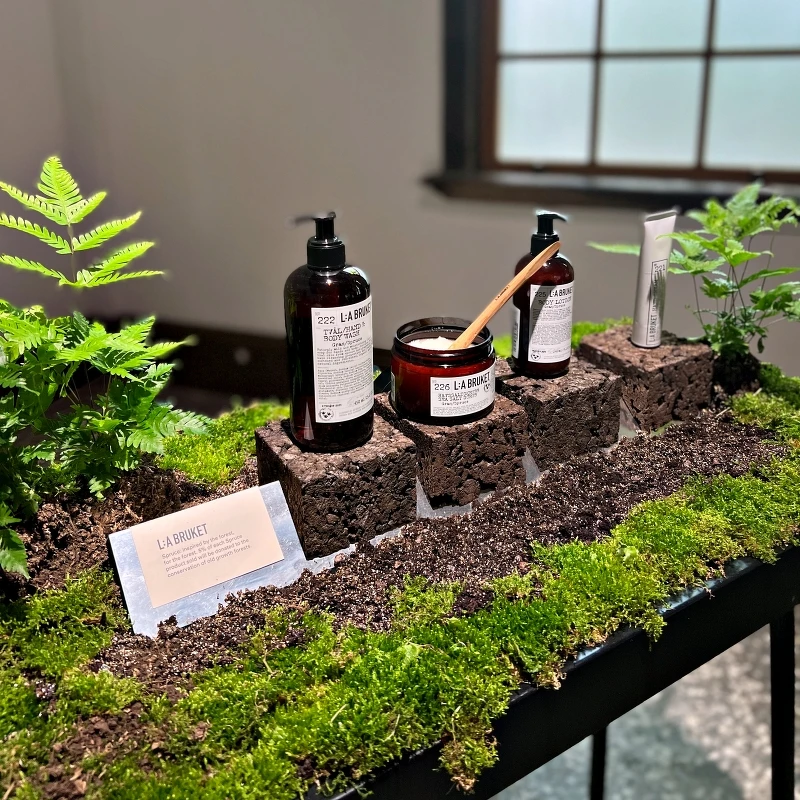 L:a Bruket雲杉身體保養系列的味道調和雲杉與葡萄柚精油，予人彷若置身遼闊原始針葉林，真切感受樹脂香氣結合白松香、野生杜松子的嗅覺場景。