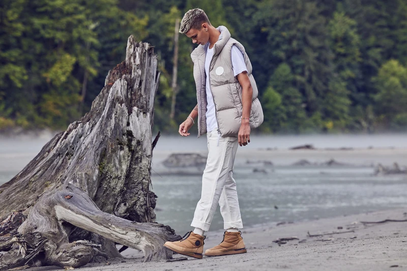 足球新星 Romeo Beckham 穿搭 Crofton Puffer Boot 踝靴走向戶外