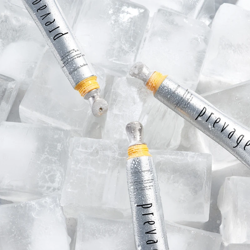 伊麗莎白雅頓「眼部小橘燈2.0」艾地苯高效抗皺活膚眼部精華2.0，透過冰感金屬按摩頭輕輕按摩，肌膚立即感受涼爽舒適。