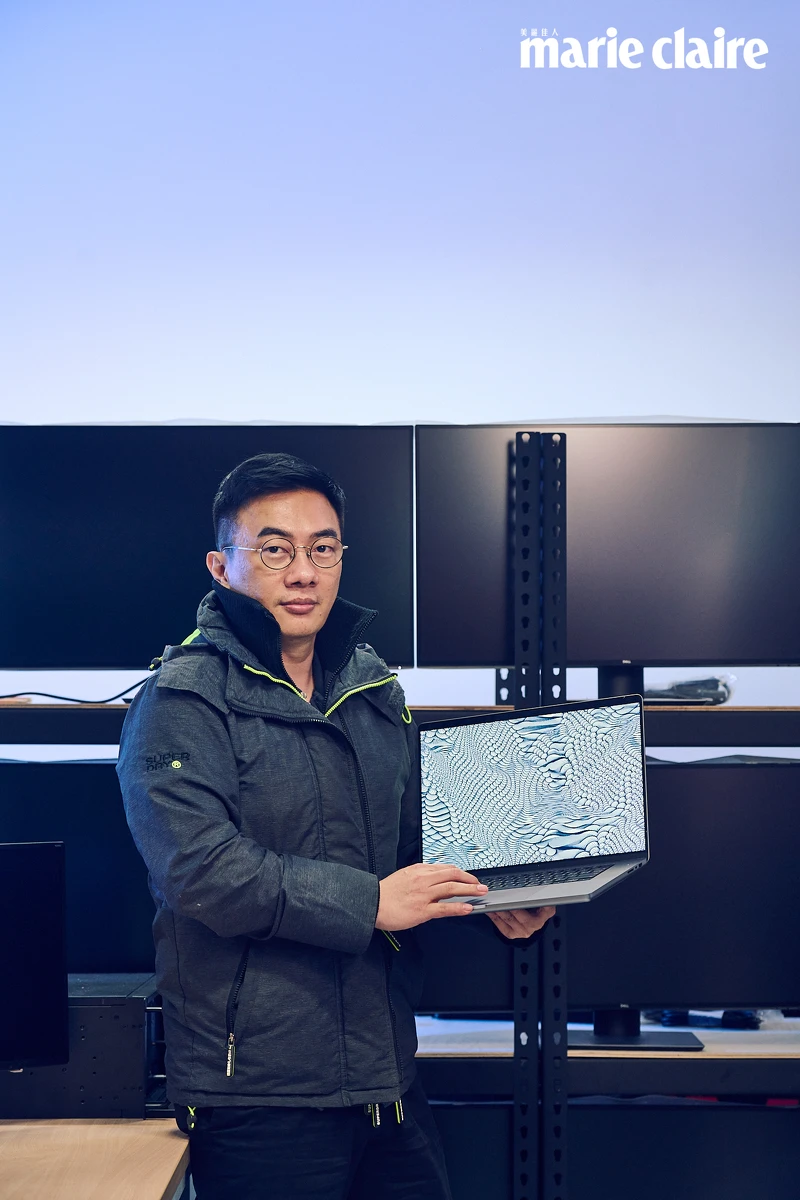 ▲林經堯將自己的作品製成絲巾送給媽媽。(攝影/蔡孝如) ▲林經堯將自己的作品製成絲巾送給媽媽。(攝影/蔡孝如)