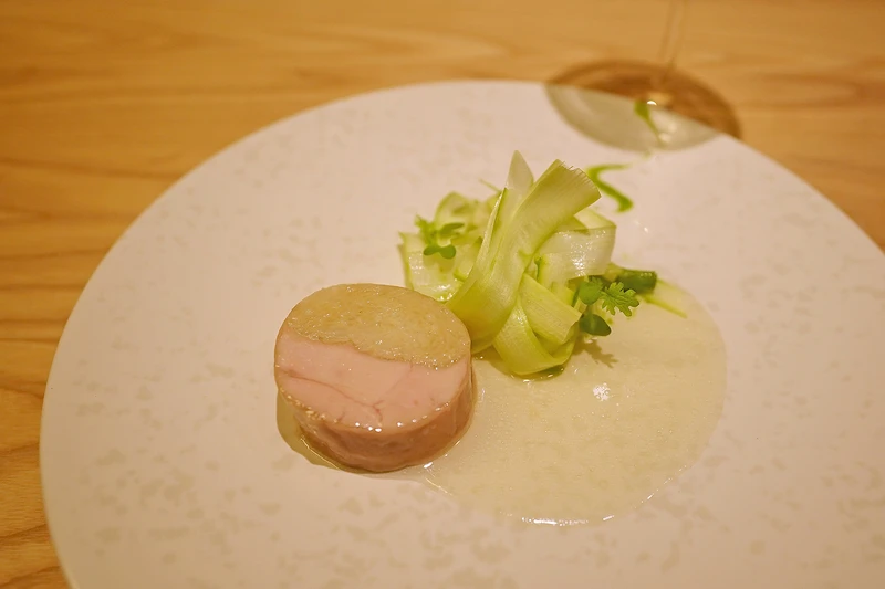 主廚重新詮釋表現海南雞飯。