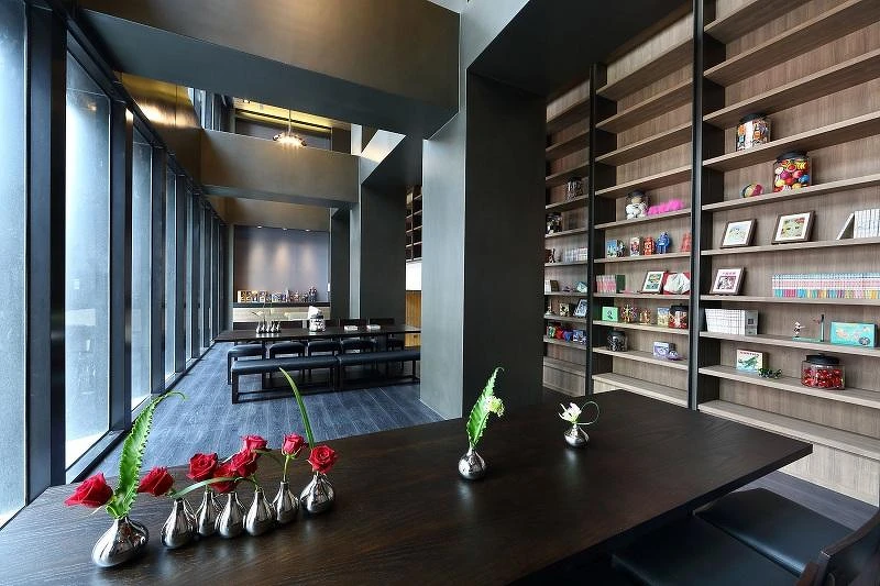 圖書室有豐富的漫畫藏書。 圖書室有豐富的漫畫藏書。