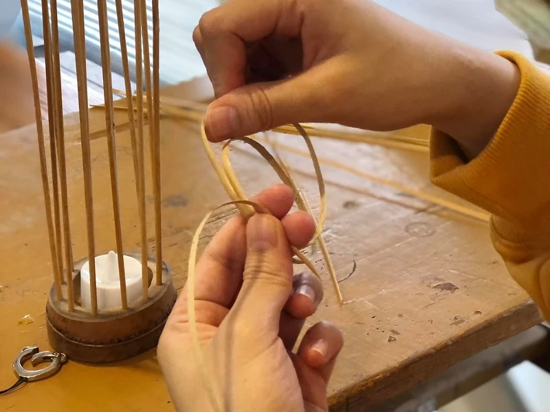 透過觸摸竹材與藤皮質感及編織手法,大人小孩一同創作體驗。 透過觸摸竹材與藤皮質感及編織手法,大人小孩一同創作體驗。