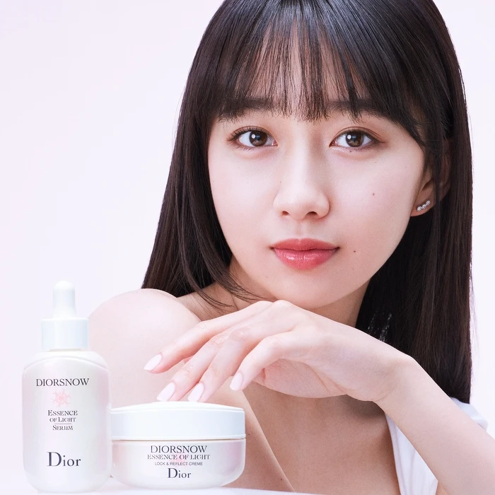日本迪奧形象大使Cocomi愛不釋手的白皙透亮，來自迪奧雪晶靈極亮光采精華與雪晶靈極亮光采輕凝霜。
