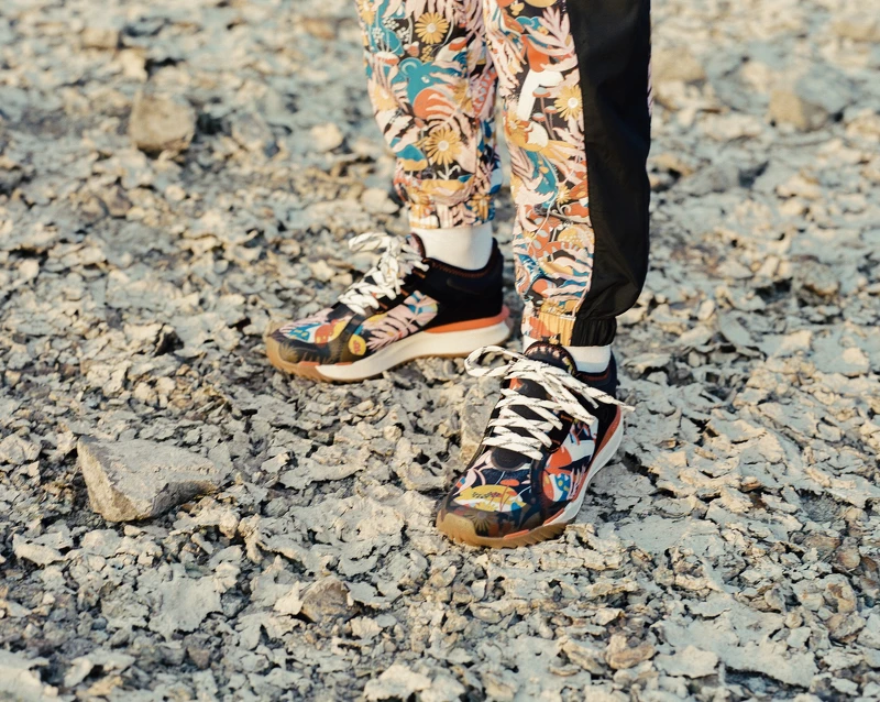 (褲子:藝術家Naomi Otsu印花聯名長褲,售價:3,380元)/(鞋子:藝術家Naomi Otsu印花聯名VECTIV ESCAPE,售價:4,380元) (褲子:藝術家Naomi Otsu印花聯名長褲,售價:3,380元)/(鞋子:藝術家Naomi Otsu印花聯名VECTIV ESCAPE,售價:4,380元)