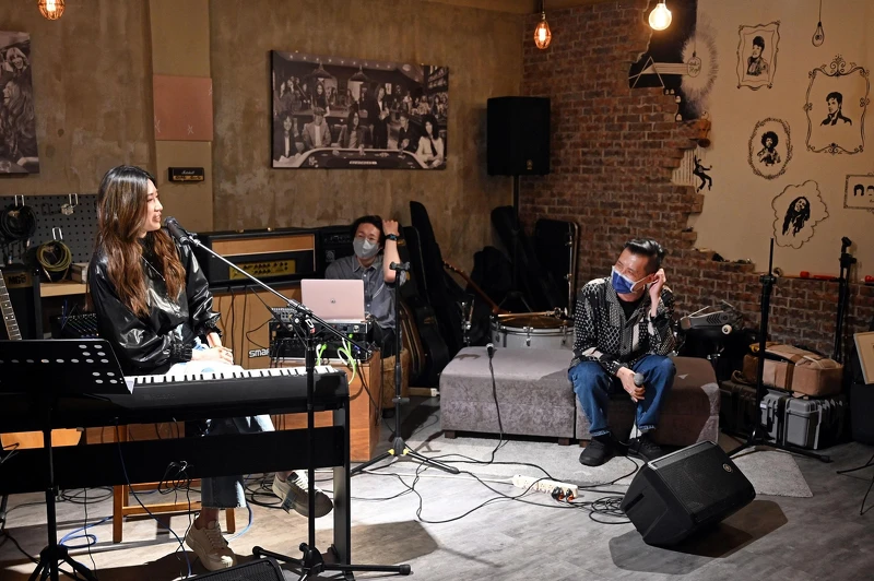 亦師亦友的華語金獎製作人陳君豪特別到聽歌會現場給予黃玠瑋支持與鼓勵