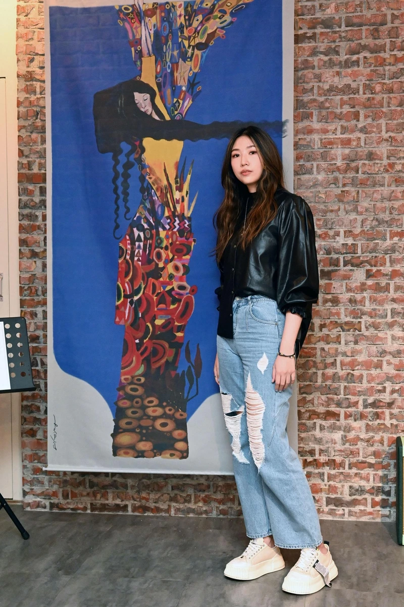 以插畫創作見長的藝術家Edney Yang來為玠瑋的全創作賦予視覺上的新樣貌