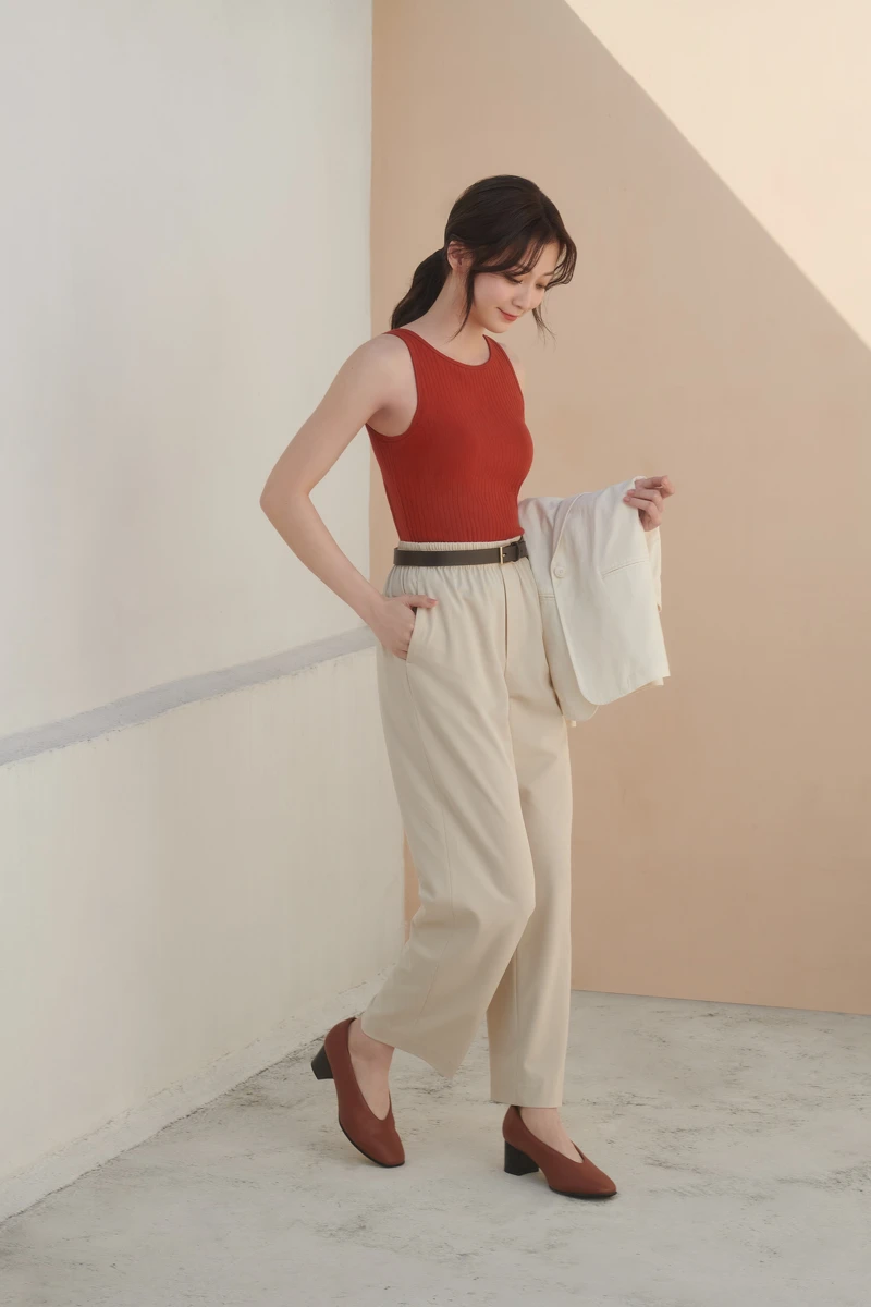 削肩短版BRATOP背心、亞麻混紡外套、皮帶、寬版直筒褲、方跟鞋，All by UNIQLO。