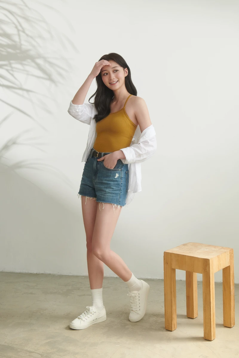 無縫短版BRATOP細肩帶背心、特級亞麻襯衫、高腰牛仔短褲、皮帶，All by UNIQLO。