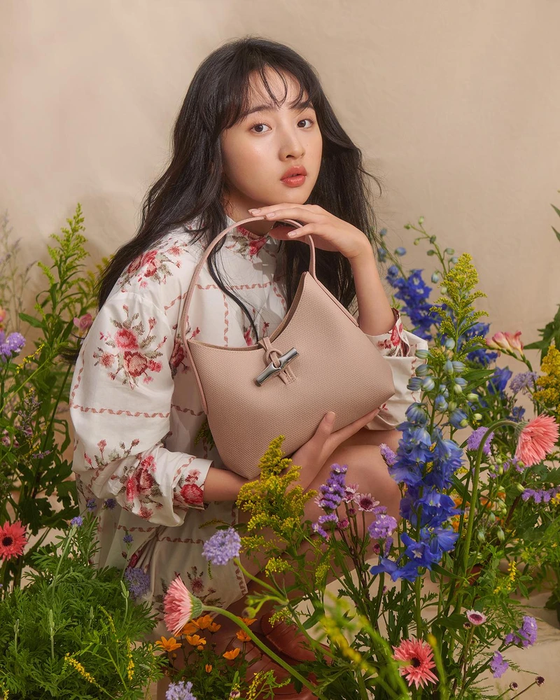 Longchamp 2022春夏系列十字繡花樣套衫NT$16,500、Roseau 系列肩揹包(粉色) NT$11,900。 Longchamp 2022春夏系列十字繡花樣套衫NT$16,500、Roseau 系列肩揹包(粉色) NT$11,900。