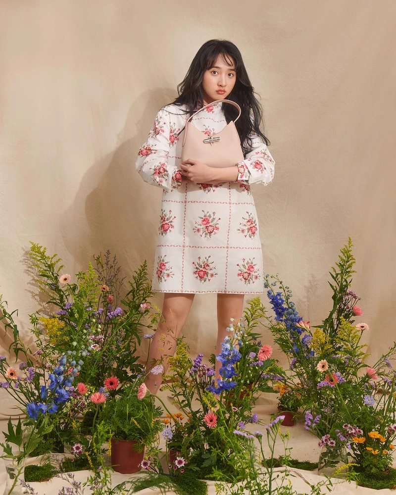 Longchamp 2022春夏系列十字繡花樣套衫NT$16,500、Roseau系列肩揹包(粉色) NT$11,900。 Longchamp 2022春夏系列十字繡花樣套衫NT$16,500、Roseau系列肩揹包(粉色) NT$11,900。