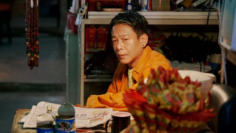 ▲▼李康生飾演禮儀師和金紙鋪老闆。(圖/CATCHPLAY+提供) ▲▼李康生飾演禮儀師和金紙鋪老闆。(圖/CATCHPLAY+提供)