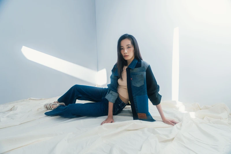 短版夾克向Levi's經典Type III丹寧夾克致敬，拼接深淺各色回收丹寧，賦予休閒夾克不一樣的活潑個性